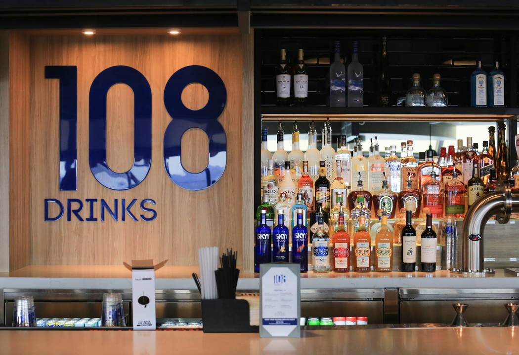 108 Drinks, un nuevo bar en la plataforma de observación del casino del hotel STRAT en Las Veg ...