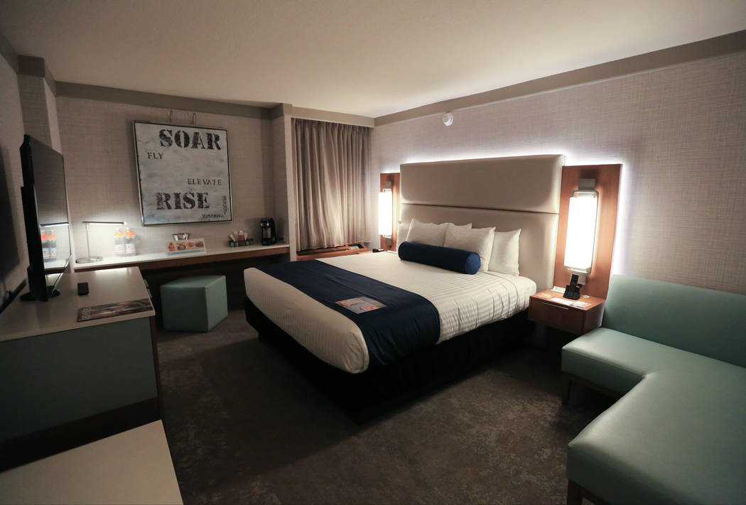 Una habitación renovada en el casino del hotel STRAT en Las Vegas el viernes, 12 de julio de 2 ...