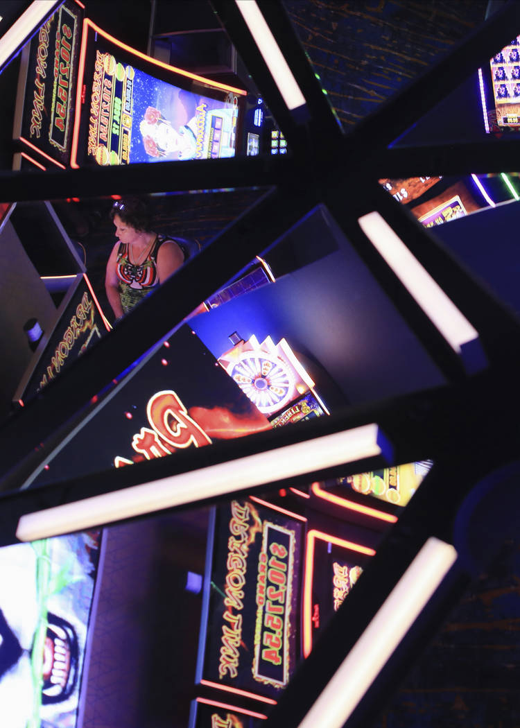 Las máquinas tragamonedas se reflejan en el techo del Link Slot Lounge, una nueva área de jue ...