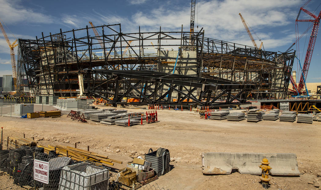 Varios trusses se encuentran en el suelo en el Raiders Stadium, donde se instaló y luego se de ...