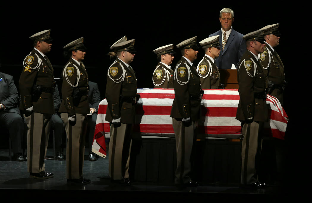 La guardia de honor de la policía de Las Vegas durante los servicios funerarios para el ex cap ...