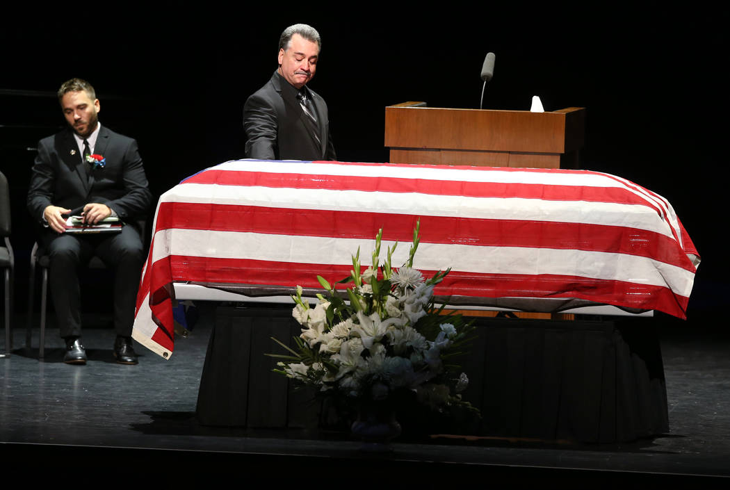 El amigo Dennis Flynn, después de hablar durante los servicios funerarios del ex capitán de l ...