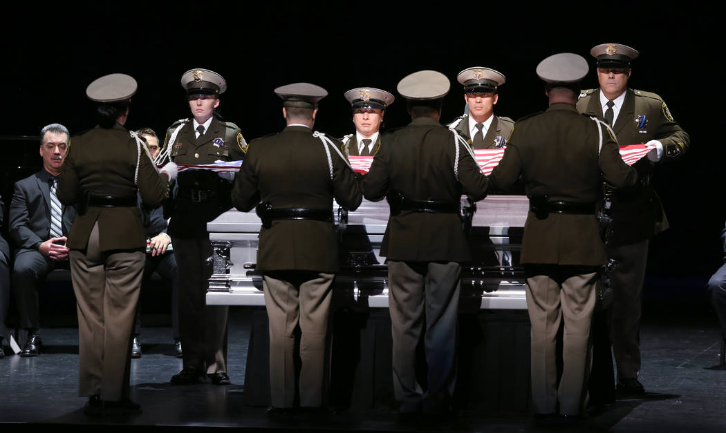 La guardia de honor de la policía de Las Vegas prepara la bandera durante los servicios funera ...