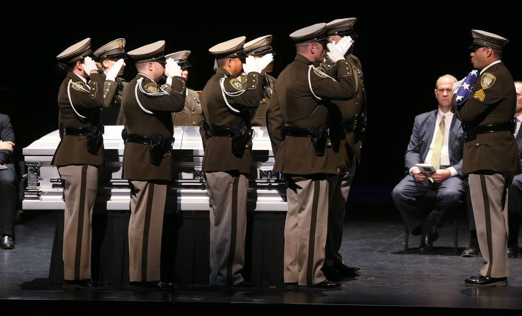 La guardia de honor de la policía de Las Vegas prepara la bandera durante los servicios funera ...