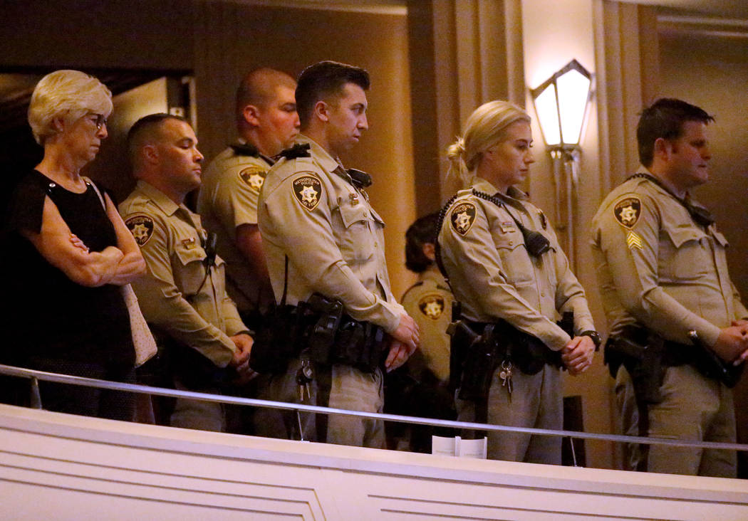 Los oficiales e invitados de la policía de Las Vegas durante los servicios funerarios del ex c ...