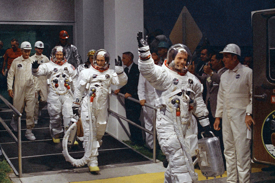 Neil Armstrong, Michael Collins y Buzz Aldrin caminan hacia la camioneta que llevará al equipo ...
