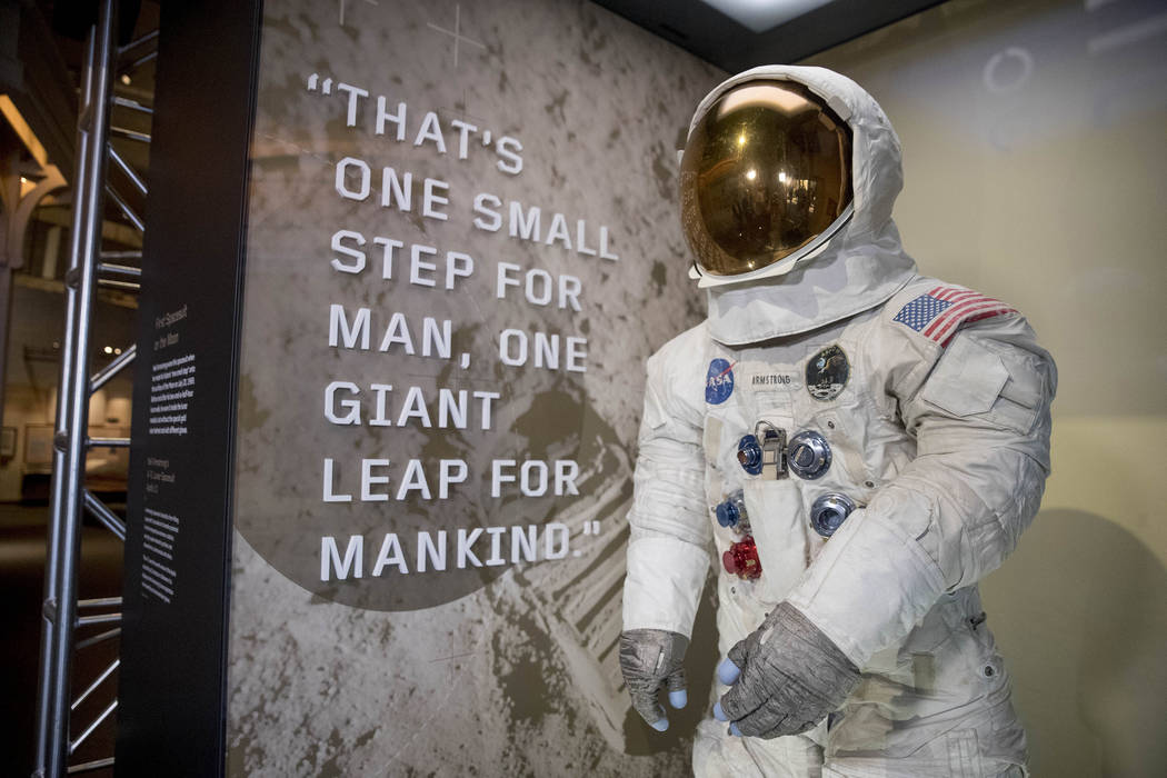 El traje espacial Apolo 11 de Neil Armstrong se presentó en el Museo Nacional del Aire y el Es ...