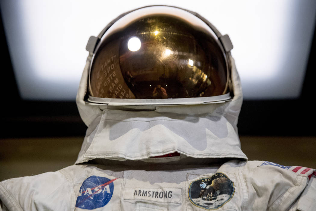 El traje espacial Apolo 11 de Neil Armstrong se presentó en el Museo Nacional del Aire y el Es ...
