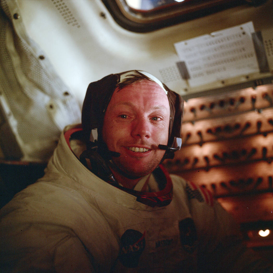 El astronauta Neil Armstrong, comandante del Apolo 11, se sienta dentro del Módulo Lunar despu ...
