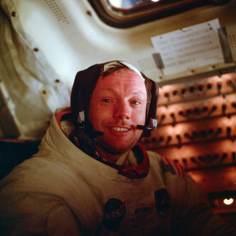 El astronauta Neil Armstrong, comandante del Apolo 11, se sienta dentro del Módulo Lunar despu ...