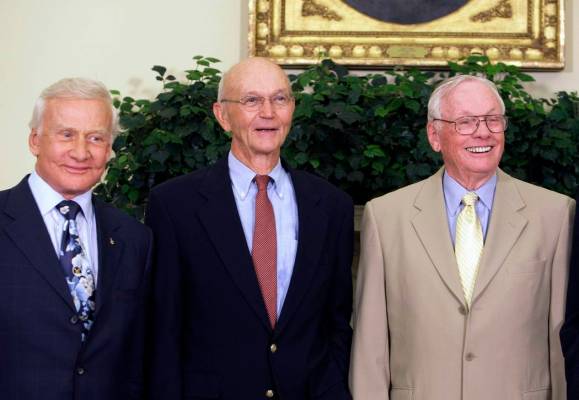 Los astronautas del Apolo 11, desde la izquierda, Buzz Aldrin, Michael Collins y Neil Armstrong ...