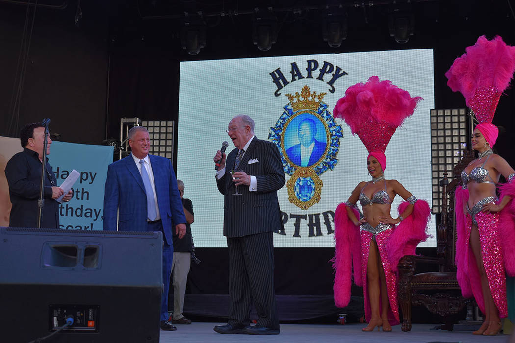 La comunidad del Downtown de Las Vegas celebró el cumpleaños número 80 del ex-alcalde Oscar ...
