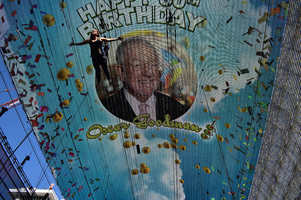 Óscar Goodman cumplió 80 años, su celebración contó con un brindis realizado con 80 martin ...