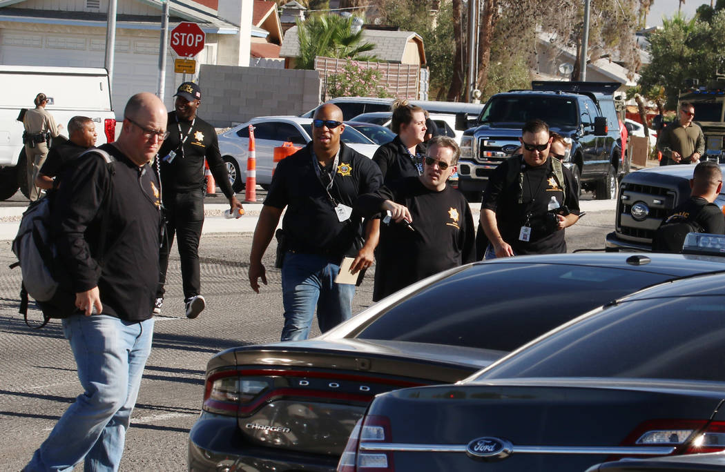 La policía de Las Vegas investiga una barricada en la cuadra 5400 de South Maryland Parkway el ...
