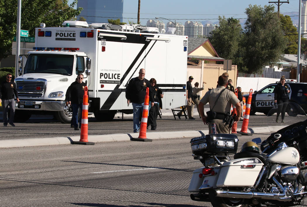 La policía de Las Vegas investiga una barricada en la cuadra 5400 de South Maryland Parkway el ...