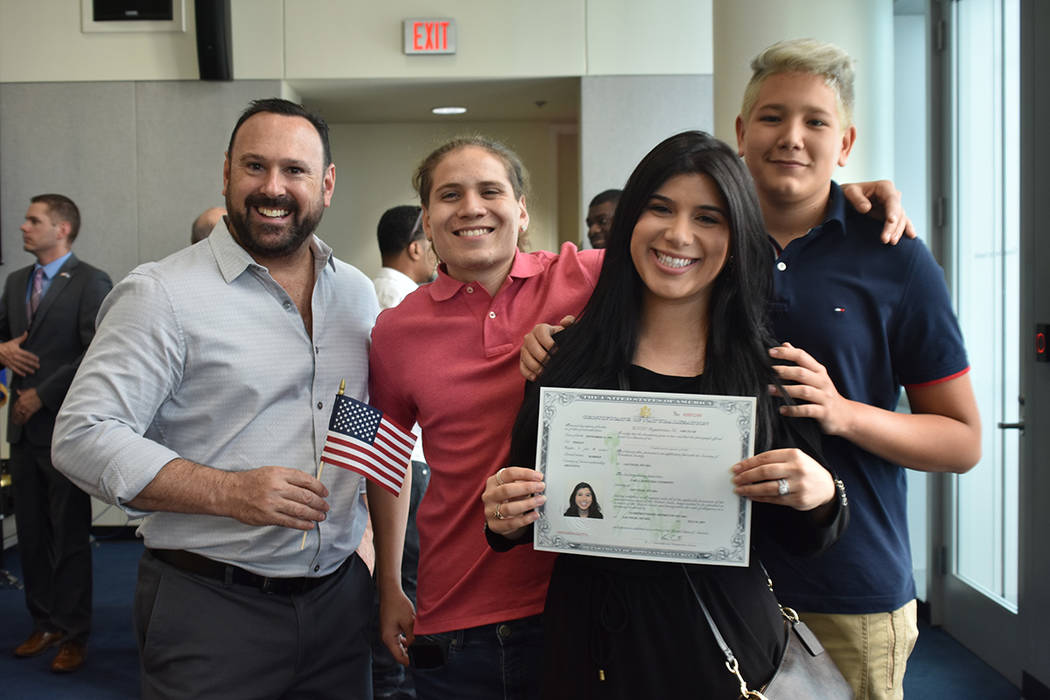 Karla Candiotty estuvo acompañada de su familia durante la ceremonia de naturalización. Viern ...