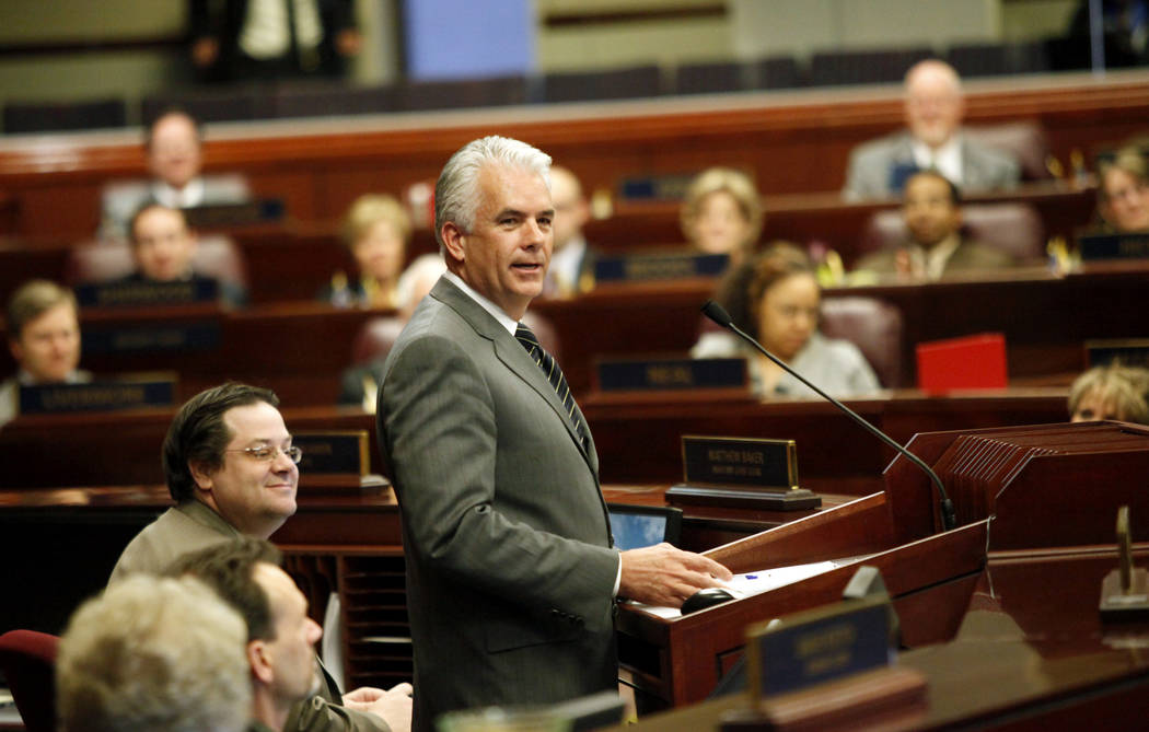 El senador estadounidense John Ensign, republicano por Nevada, se dirige a la Legislatura de Ne ...