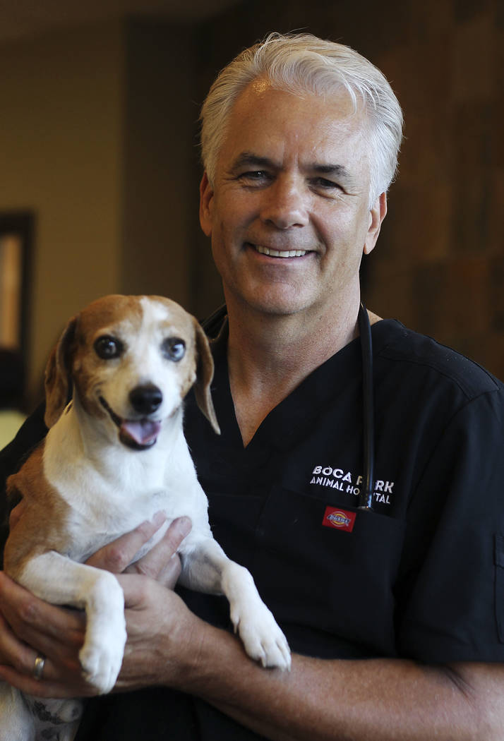 El Dr. John Ensign posa para un retrato con su perro Jerome mientras se prepara para abrir su n ...