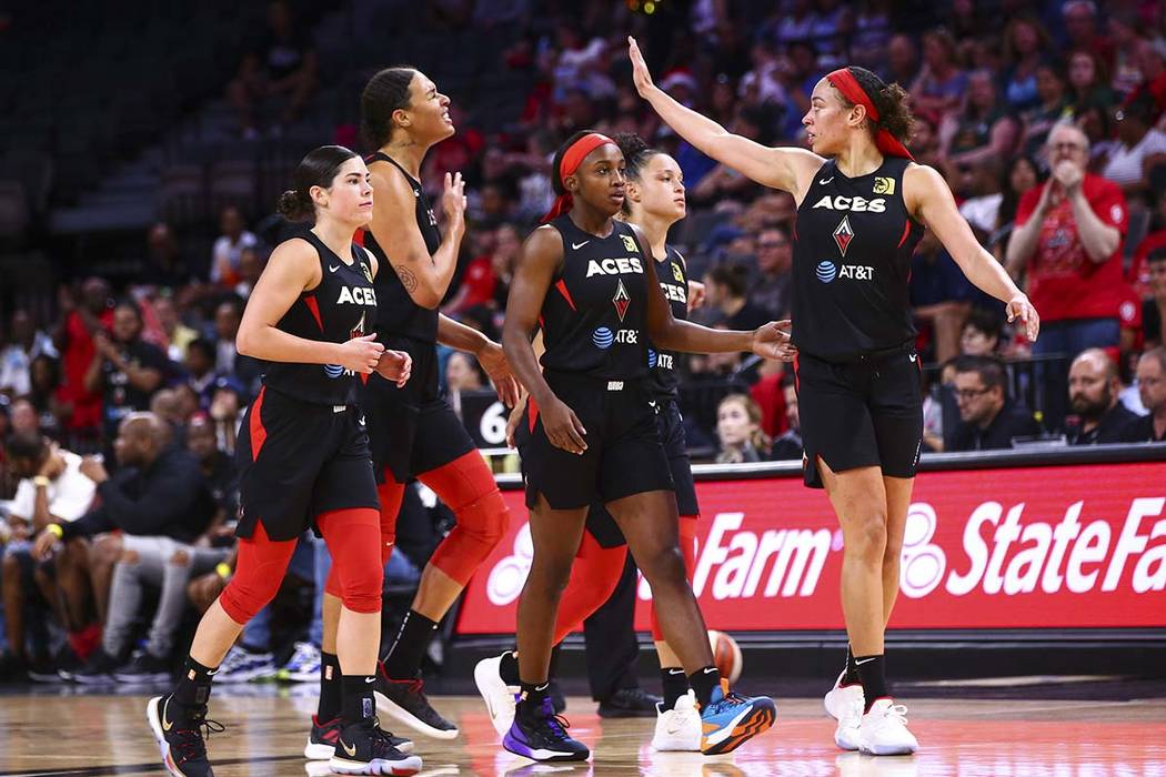 Los jugadores de Las Vegas Aces reaccionan durante un descanso en la primera mitad de un partid ...