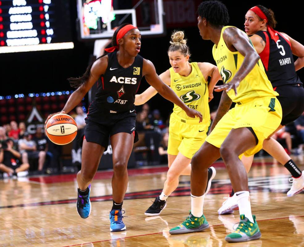 Jackie Young de Las Vegas Aces lleva el balón a la cancha contra las Seattle Storm durante la ...