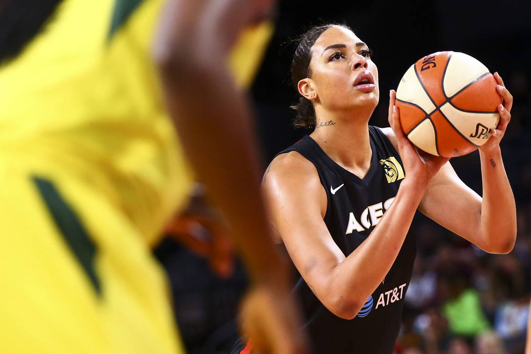 Liz Cambage, de Las Vegas Aces, busca disparar un tiro libre contra las Seattle Storm durante la primera mitad de un partido de baloncesto de la WNBA en el Mandalay Bay Events Center en Las Vegas el martes, 23 de julio de 2019. (Chase Stevens / Las Vegas Review-Journa)