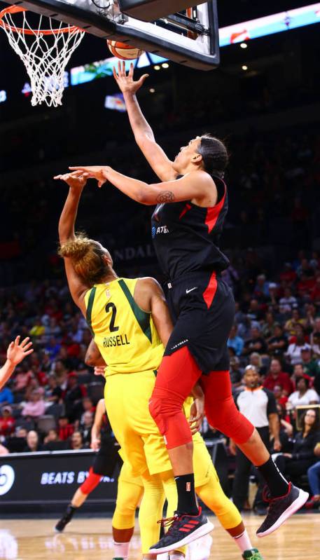 Liz Cambage, de Las Vegas Aces, a la derecha, sube el balón sobre Mercedes Russell (2) de las ...