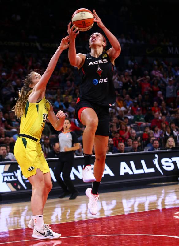 Dearica Hamby de Las Vegas Aces va hacia la canasta contra la guardia de Seattle Storm, Blake Dietrick, durante la segunda mitad de un partido de baloncesto de la WNBA en el Mandalay Bay Events Center en Las Vegas el martes, 23 de julio de 2019. (Chase Stevens / Las Vegas Review-Journal)