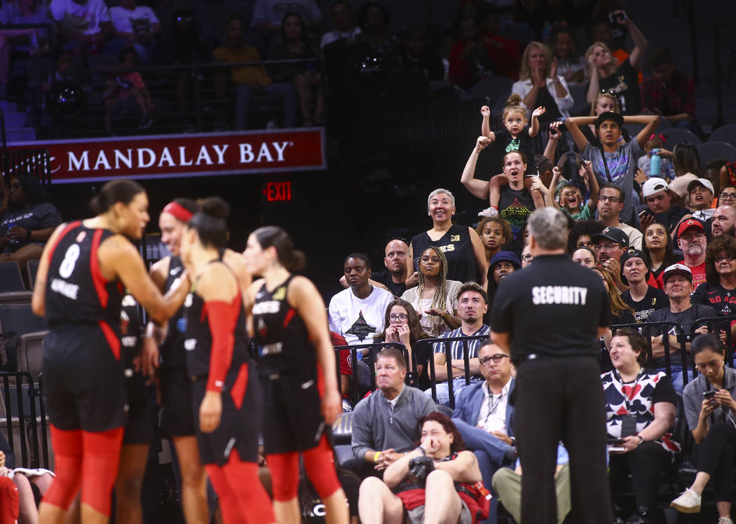 Los fans de Las Vegas Aces reaccionan durante la segunda mitad de un partido de baloncesto de l ...