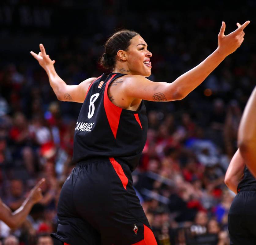 Liz Cambage de Las Vegas Aces celebra después de anotar contra Seattle Storm durante la segund ...