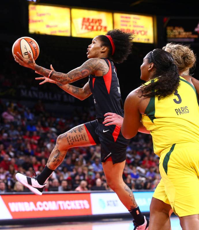 Tamera Young de Las Vegas Aces va hacia la canasta pasando a Courtney Paris de Seattle Storm (3 ...