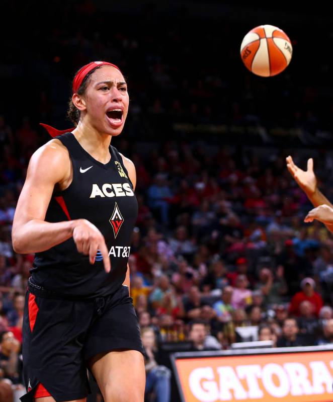 Dearica Hamby de Las Vegas Aces celebra después de anotar contra Seattle Storm durante la segu ...