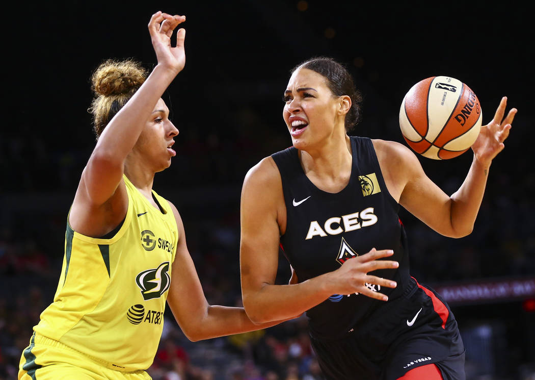 Liz Cambage de Las Vegas Aces mueve la pelota contra Mercedes Russell de las Seattle Storm dura ...