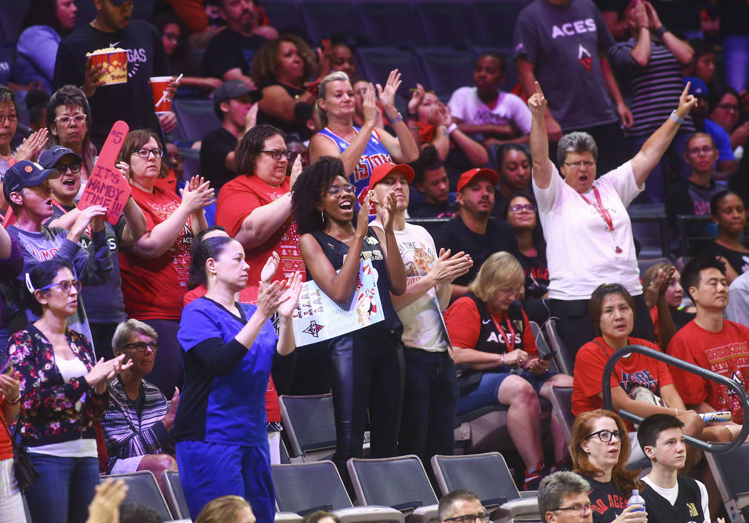 Los fans de Las Vegas Aces aclaman durante la segunda mitad de un partido de baloncesto de la W ...