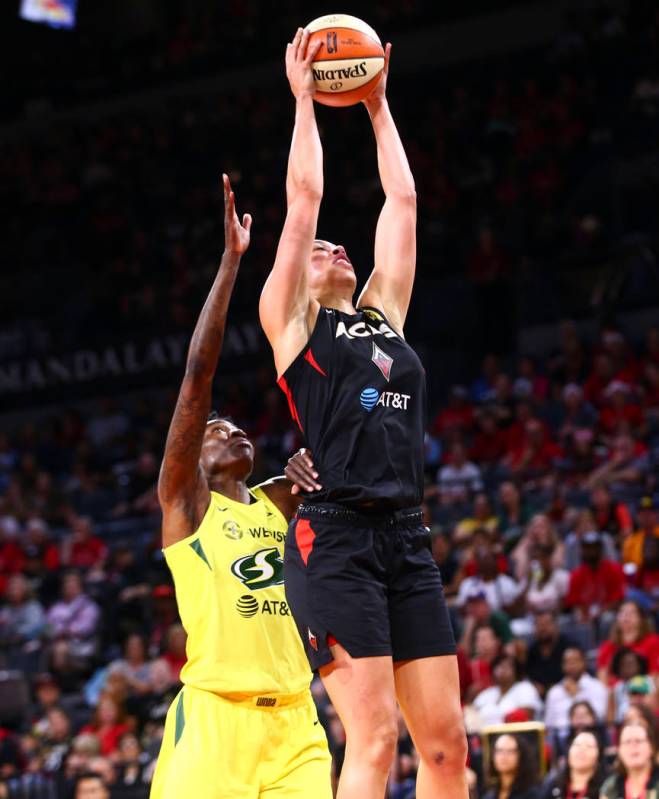 Dearica Hamby de Las Vegas Aces recibe un rebote frente a Natasha Howard de Seattle Storm durante la primera mitad de un partido de baloncesto de la WNBA en el Mandalay Bay Events Center en Las Vegas el martes, 23 de julio de 2019. (Chase Stevens / Las Vegas Review-Journal)