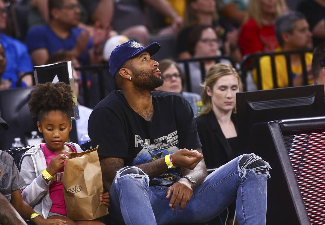 DeMarcus Cousins de Los Angeles Lakers mira la acción durante la segunda mitad de un partido d ...