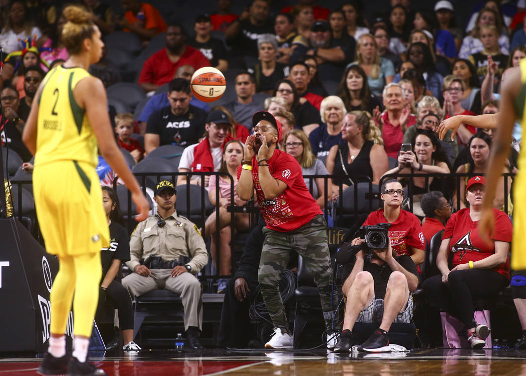 Un fan de Las Vegas Aces reacciona durante la segunda mitad de un partido de baloncesto de la W ...