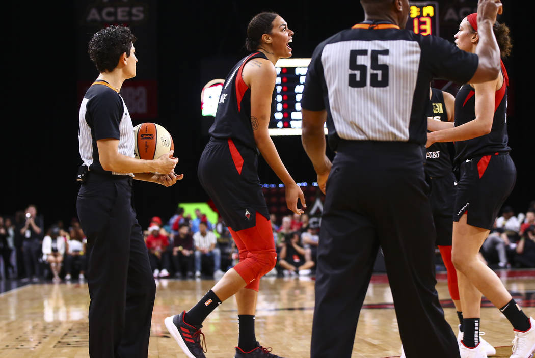Liz Cambage de Las Vegas Aces reacciona durante la primera mitad de un partido de baloncesto de ...