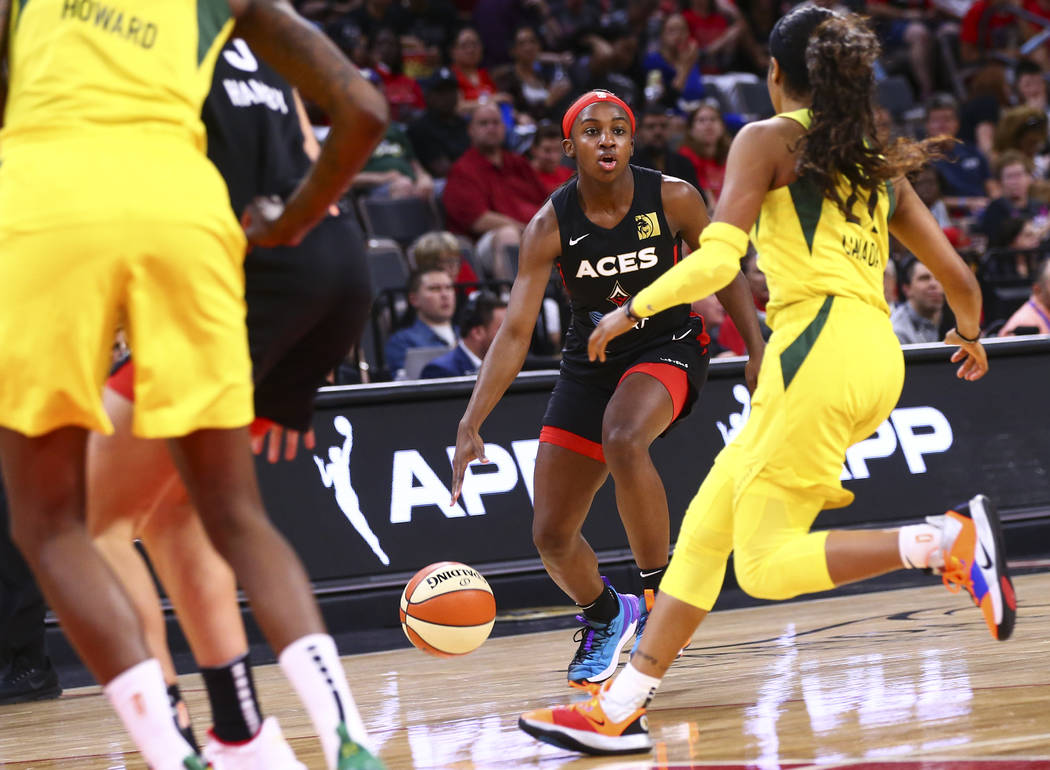 Jackie Young de Las Vegas Aces lleva el balón a la cancha contra las Seattle Storm durante la ...