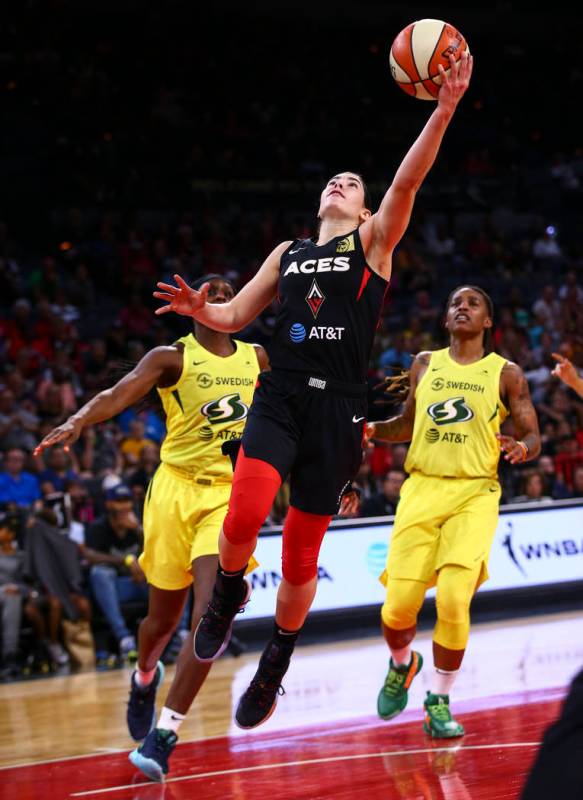 Kelsey Plum, la escolta de las Aces de Las Vegas (10), va hacia la canasta contra Seattle Storm ...