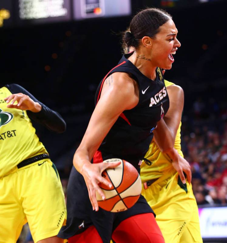 Liz Cambage de Las Vegas Aces conduce hacia la canasta contra las Seattle Storm durante la prim ...