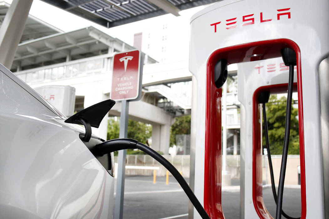 El Modelo 3 de Tesla se carga en la estación más grande de Supercharger de Tesla que ahora es ...