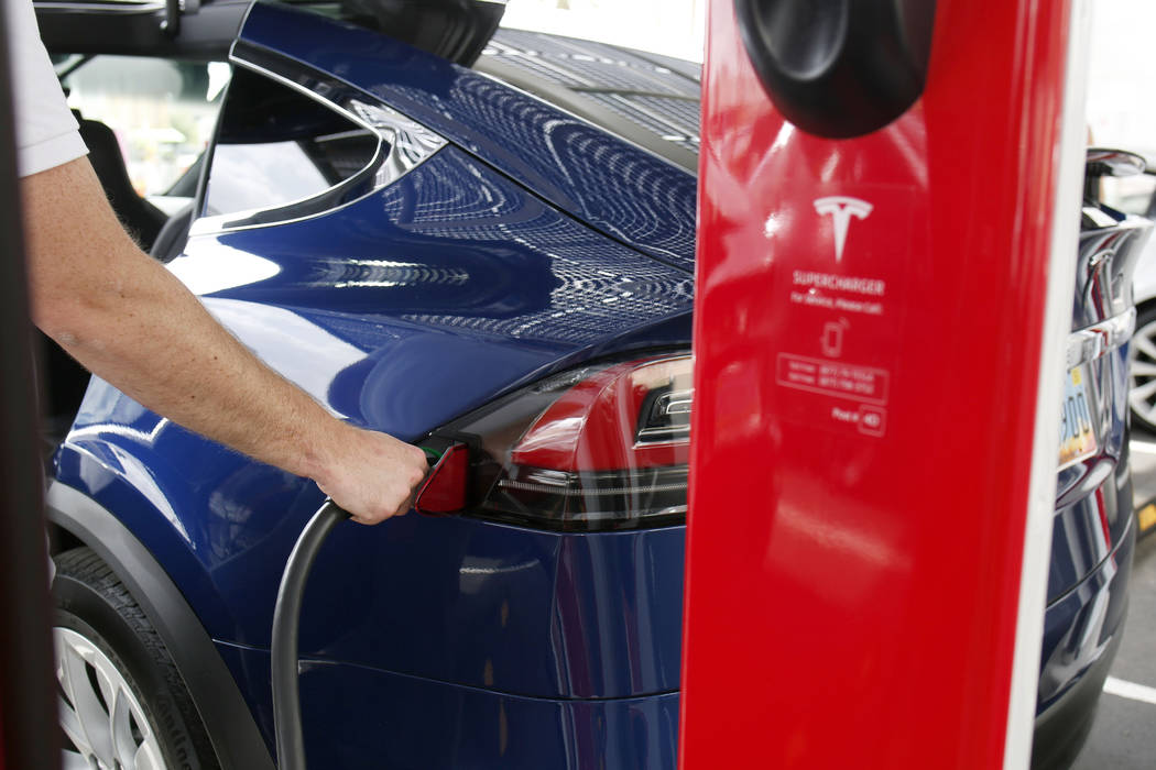 El Modelo X de Tesla se carga en la estación más grande de Supercharger de Tesla que ahora es ...