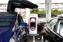 El Modelo X de Tesla se carga en la estación más grande de Supercharger de Tesla que ahora es ...