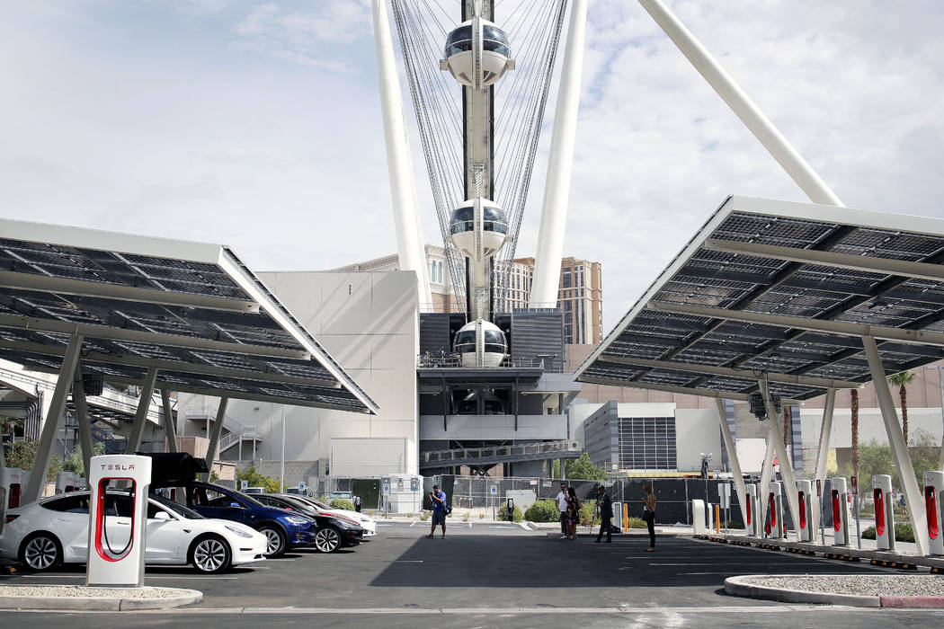 Teslas se cargan en la estación Supercharger más grande de Tesla que ahora está abierta cerc ...