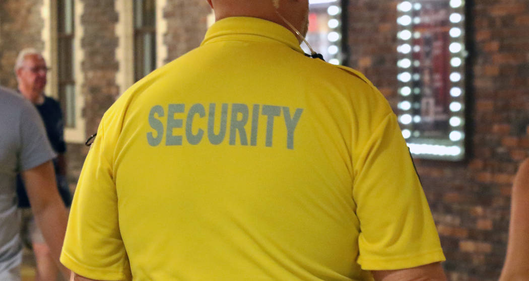 Un guardia de seguridad del MGM Grand el miércoles, 24 de julio de 2019, en Las Vegas. (Bizuay ...