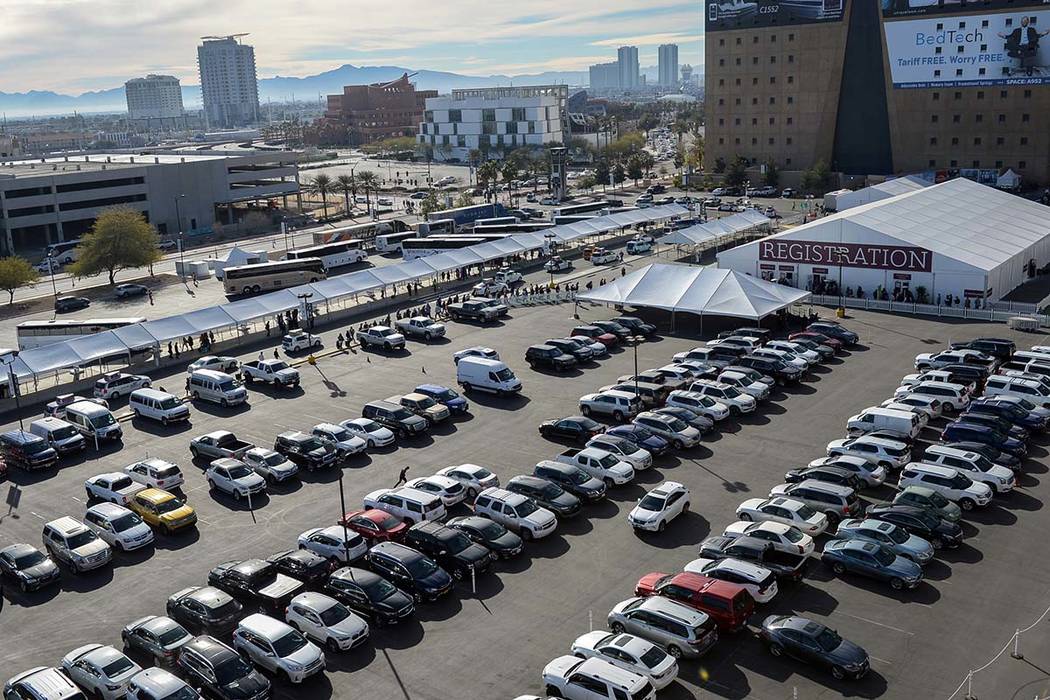 Filas de automóviles llenan los estacionamientos circundantes a medida que multitudes de perso ...