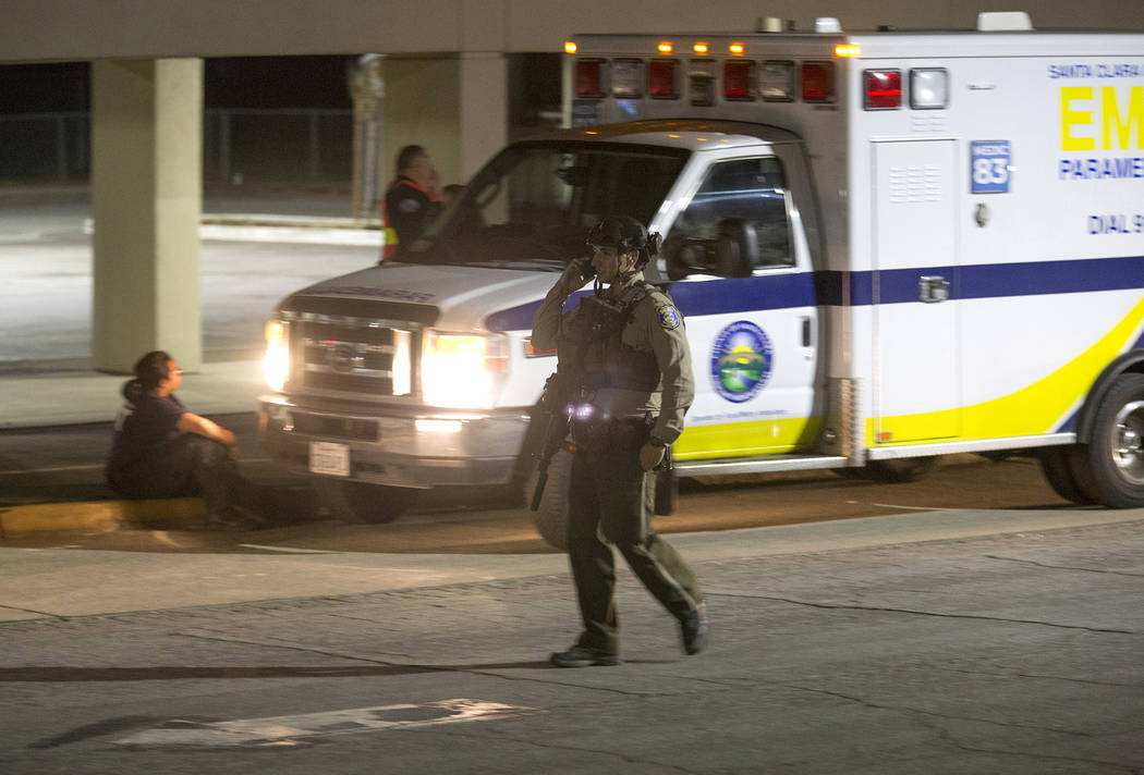 Un oficial de policía vestido con equipo SWAT camina por el centro de primeros auxilios en la ...