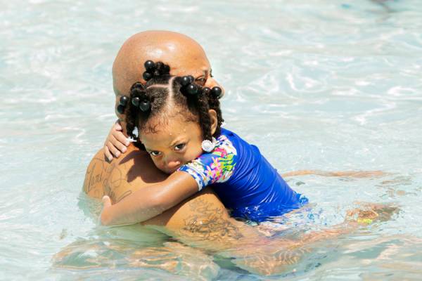 Gregory Henderson abraza a su hija London, de 3 años, en la piscina del Desert Breeze Aquatic ...