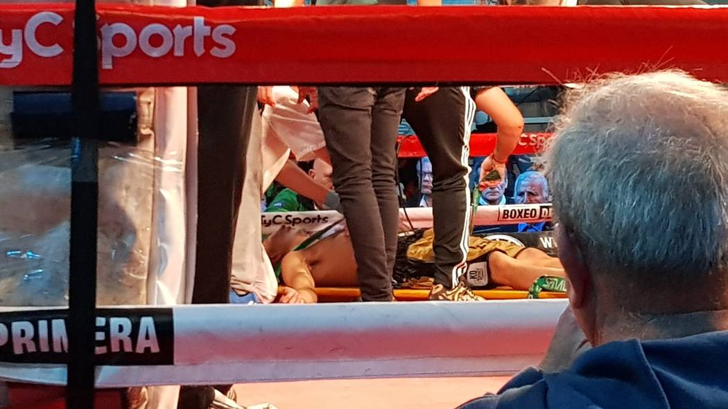 El boxeador argentino Hugo Santillán es colocado en una camilla después de colapsar al final ...