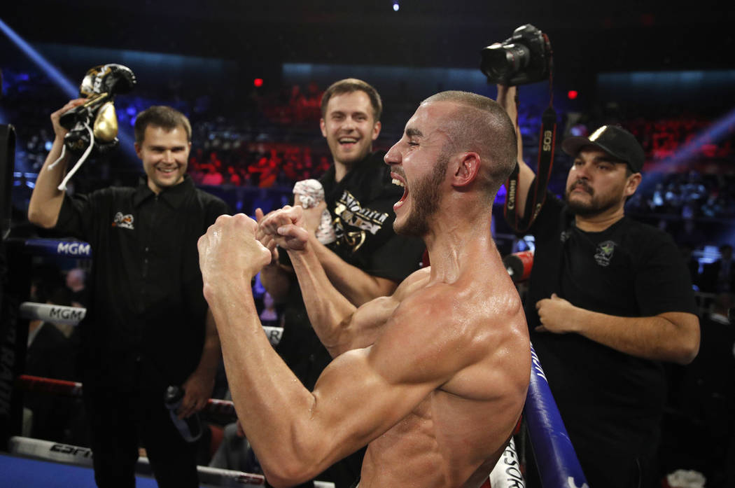 Maxim Dadashev celebra después de derrotar a Antonio DeMarco durante una pelea de peso welter ...